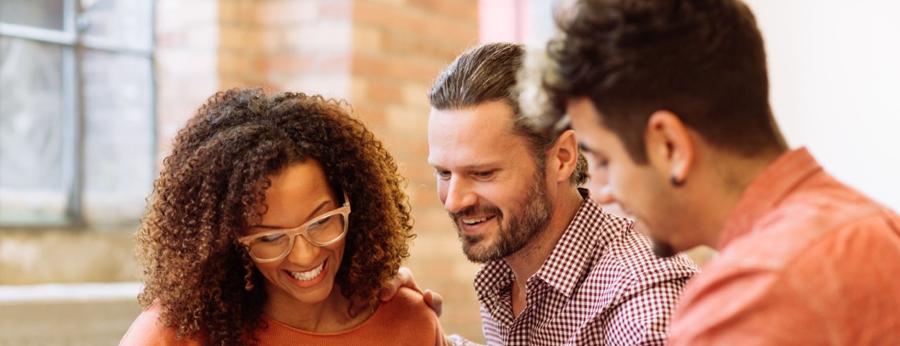 grok-image-ab52af73-db30-483b-82be-a63ed86fc5e0 Smiling couple with mortgage agent